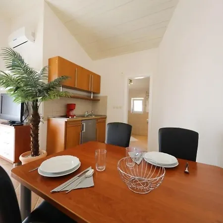 Josip Apartment *